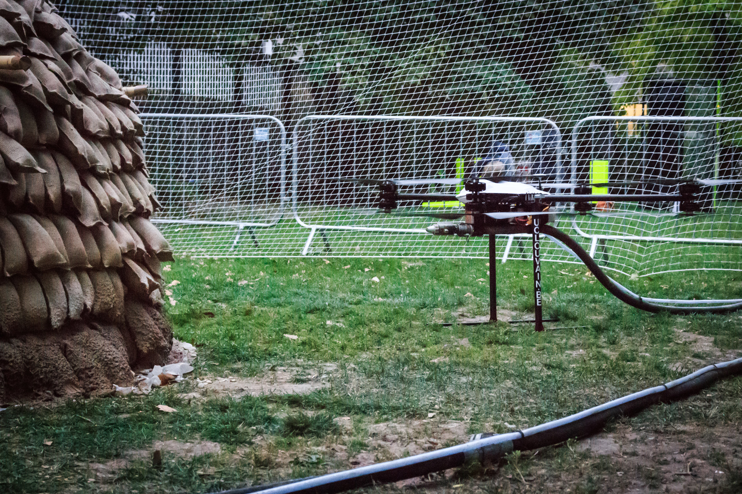 Mud-spraying drones build prototype for emergency homes